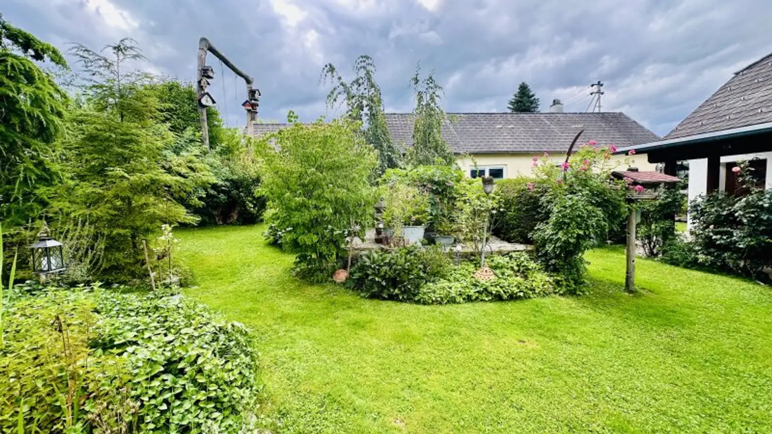 Zwei schöne Bungalows mit großem Garten