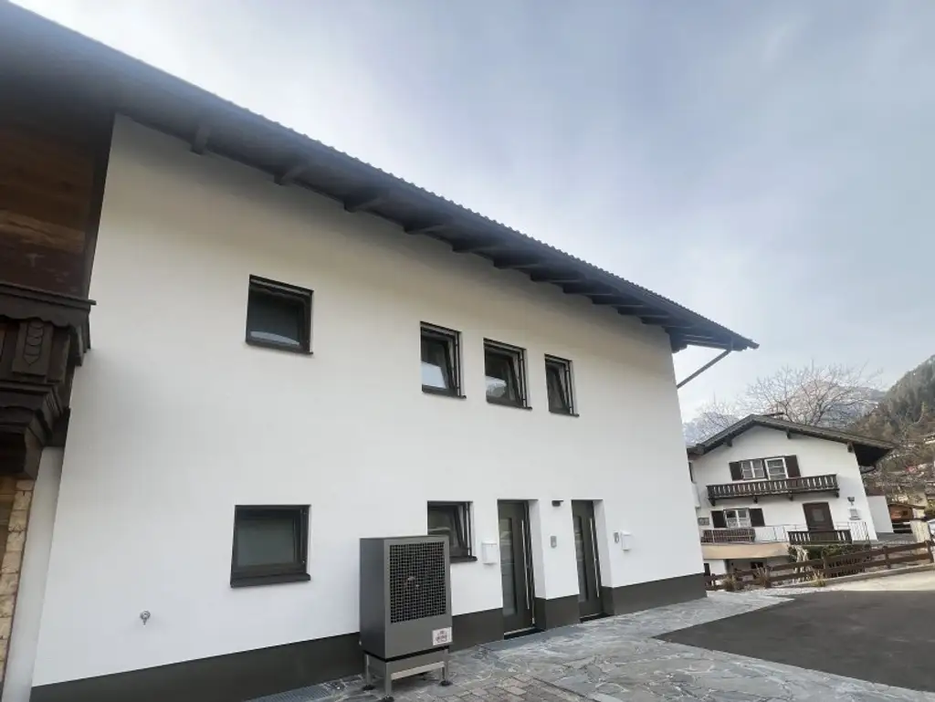 Erdgeschosswohnung mit Balkon und Kachelofen