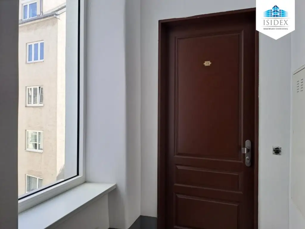 Hochwertig sanierte Altbauwohnung mit Balkon
