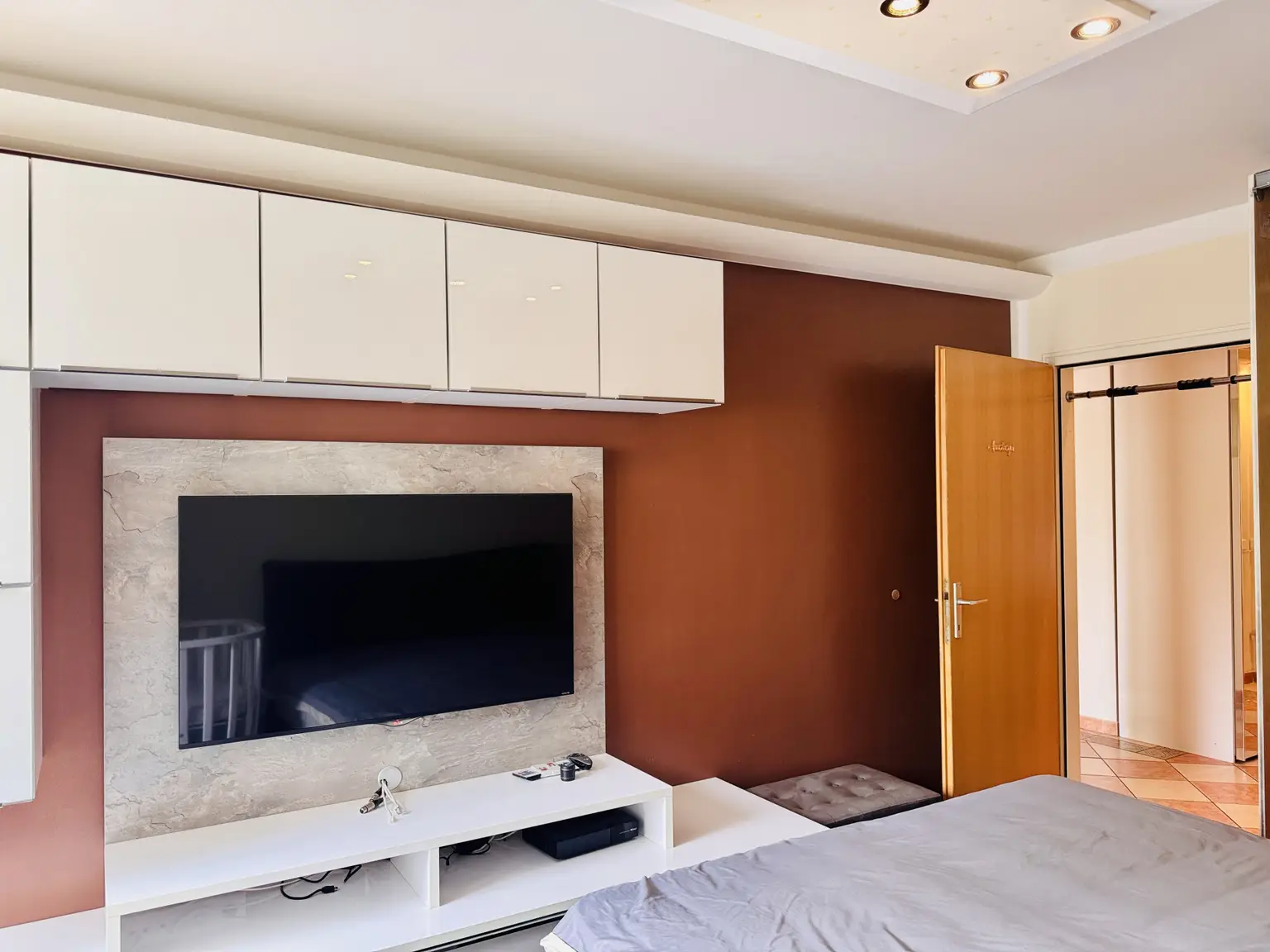 Schlafzimmer 1 Blick Richtung Fernseher