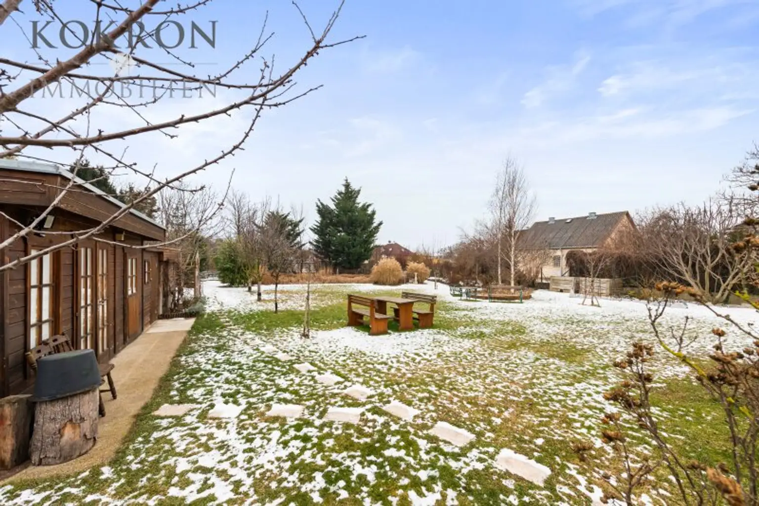 Der parkähnliche Garten mit Gartenhütte