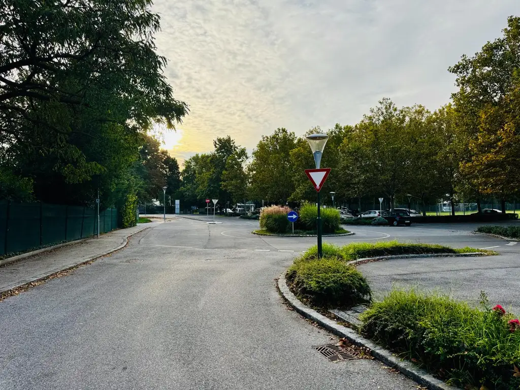 "Sonnige Westlage im Herzen von Biedermannsdorf: 800 m² Eckgrundstück!"