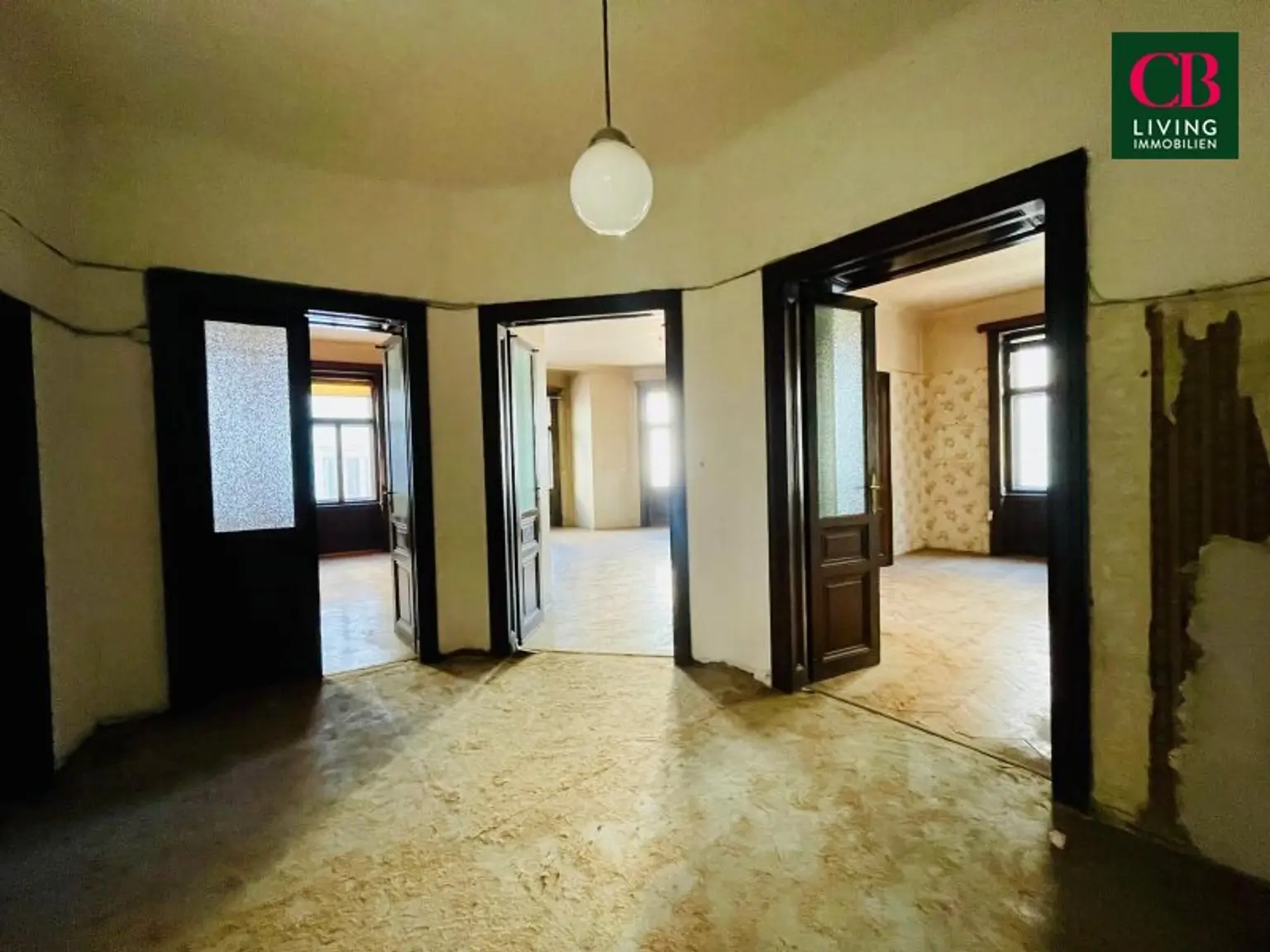 SANIERUNGSBEDÜRFTIGE WOHNUNG IM REPRÄSENTATIVEN JAHRHUNDERTWENDEHAUS