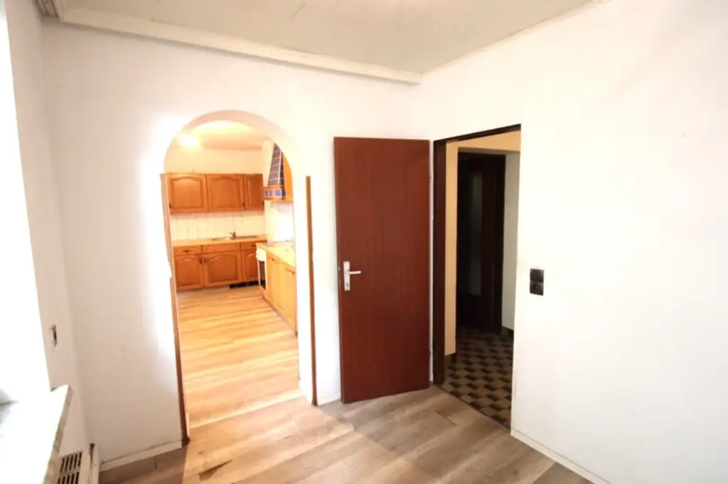 WAIDMANNSDORF  -  Sanierungsbedürftiges Haus in Aussichtslage!