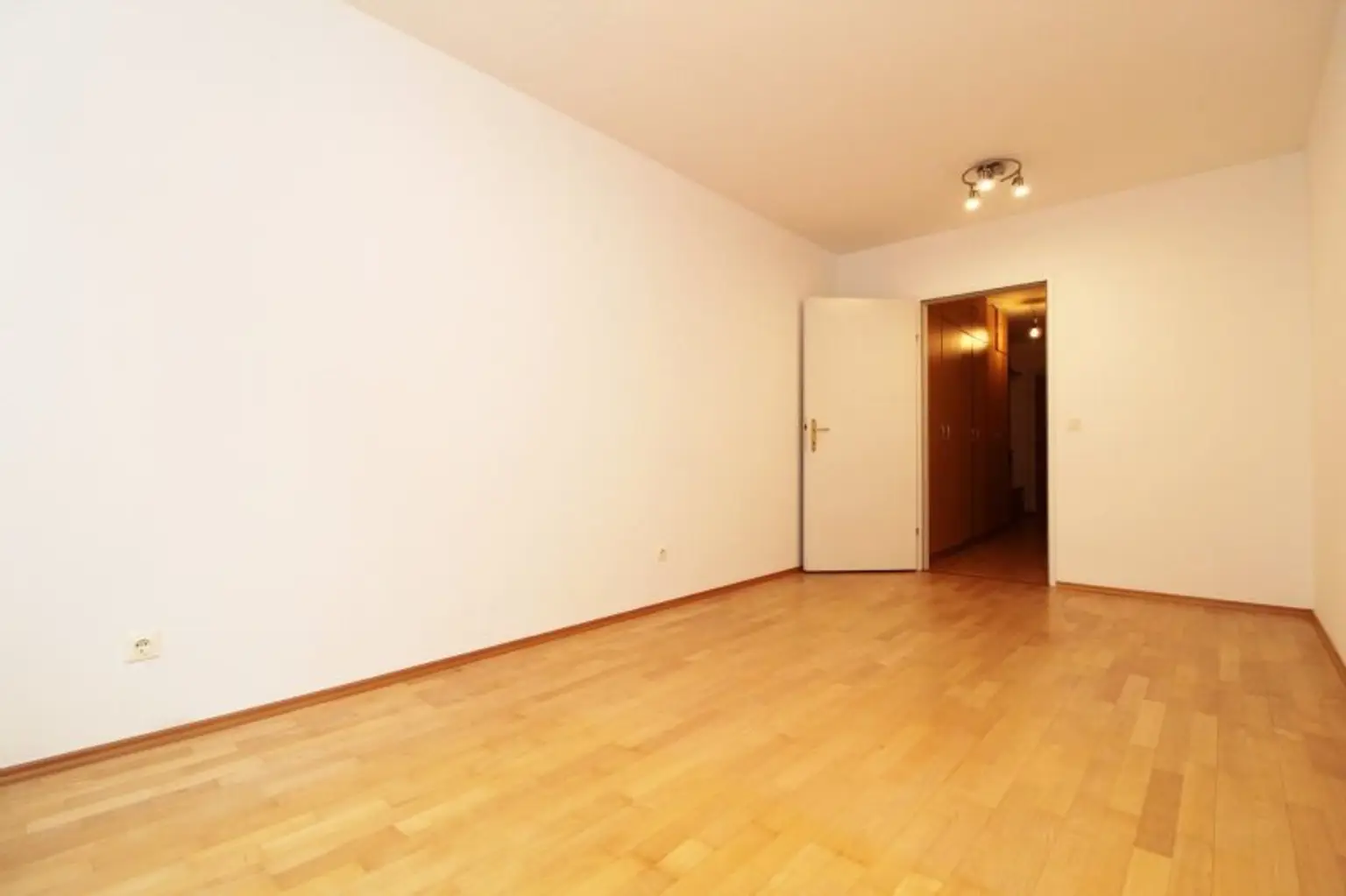 Ab 15. Dezember! Nahe U3! Zentrale 2-Zimmer-Wohnung inkl. Stellplatz zu vermieten!