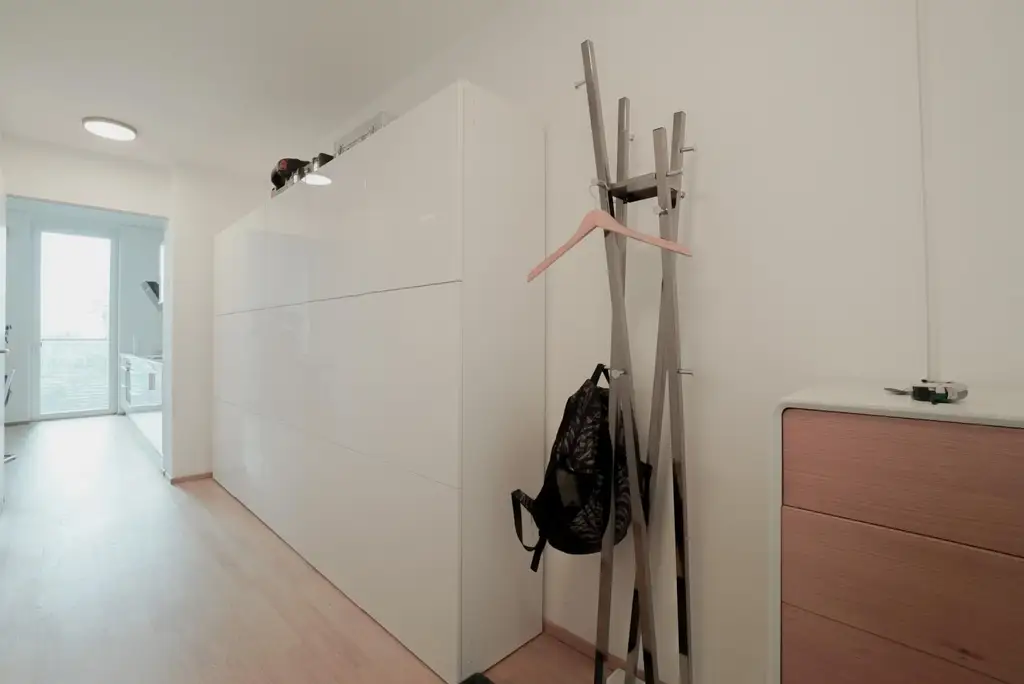 2 Zimmer + Balkon im TRIIIPLE! VIDEOBESICHTIGUNG!