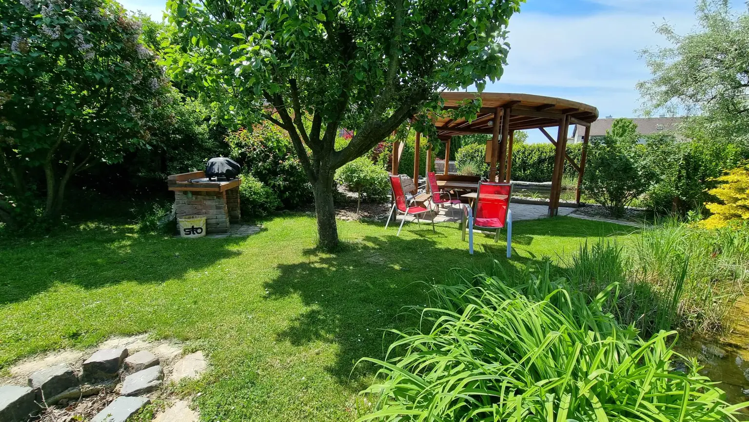 Charmanter Bungalow mit großem Garten, Photovoltaik & Teichanlage