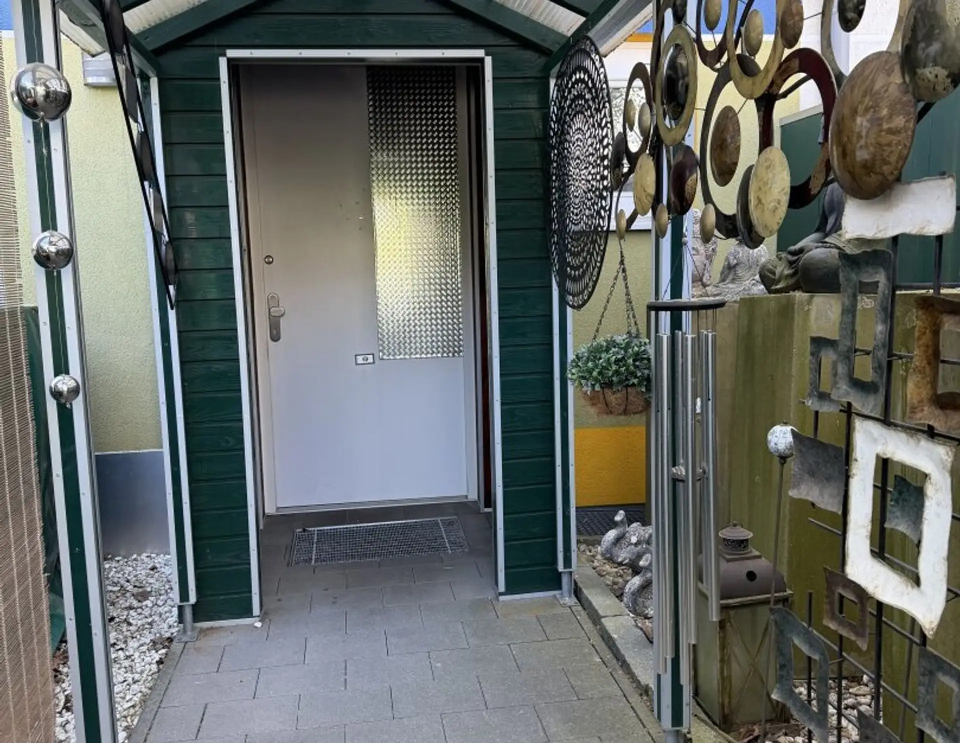 Große 4-Zimmer Etagenwohnung mit Eigengarten, Zusatzkeller und 1-3 Tg-Plätzen