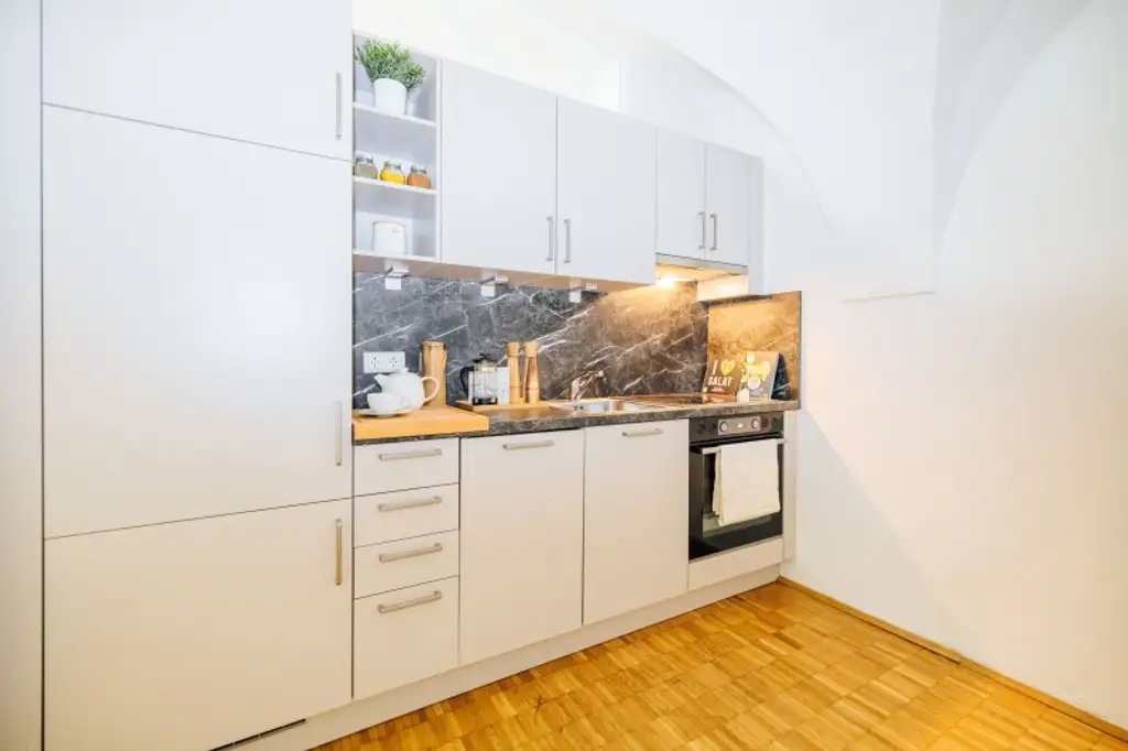 1 MONAT MIETFREI I AB SOFORT I XL-TERRASSE I TOP-KÜCHE I SEHR HELL & RUHIG I BADEWANNE I WG TAUGLICH I MODERN SANIERT I LICHTDURCHFLUTET I SEHR ZENTRALE LAGE AM STADTPARK I