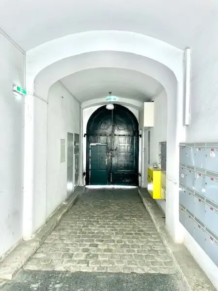 INNENSTÄDTISCHE - 3-Zimmer WOHNUNG -RENOVIERUNGSBEDÜRFTIG- mit sehr viel Potenzial - in Top Lage Wiens beim NASCHMARKT - Nähe KARLSPLATZ!