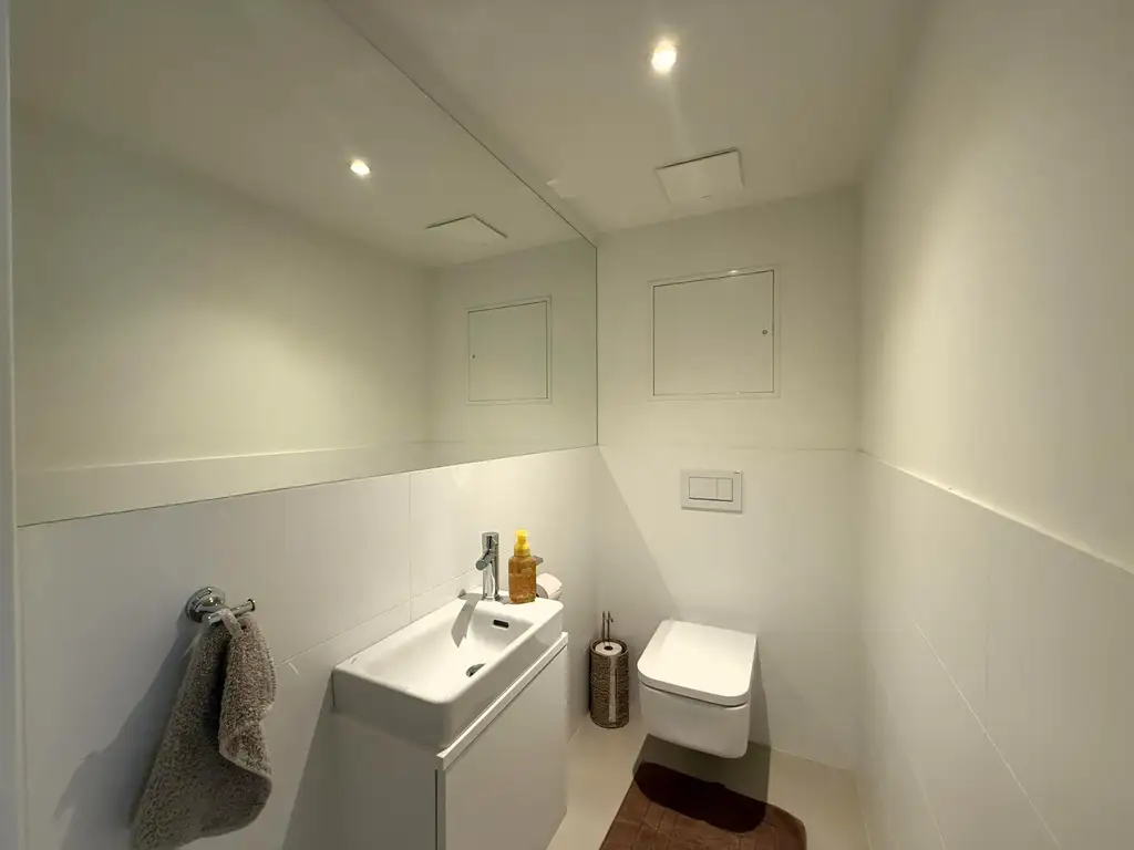 Exklusiv und komplett möblierte 3-Zimmer-Terrassenwohnung für gehob. Ansprüche // Excl. and fully furnished 3-room terr. apt for discerning tastes //