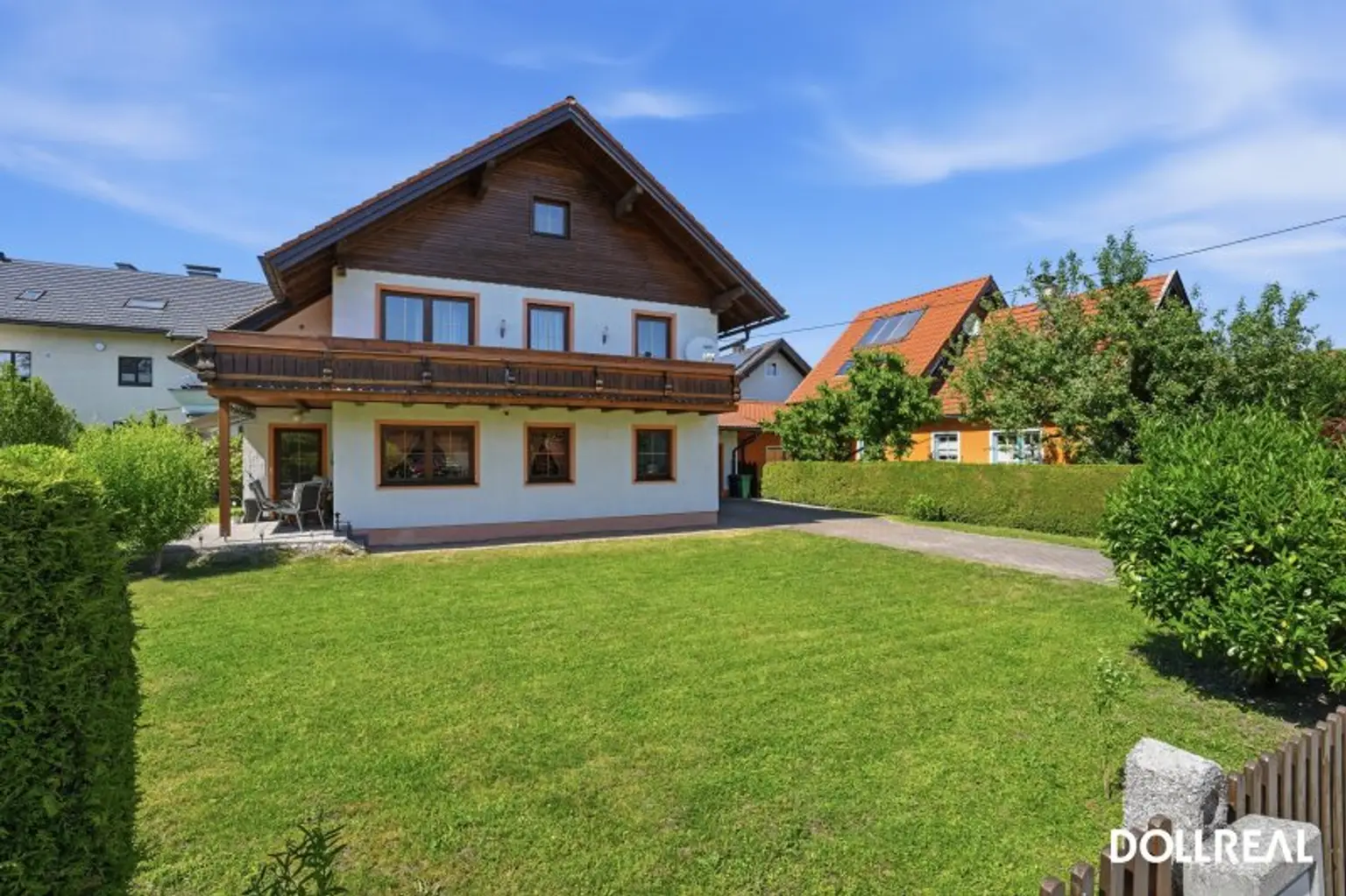 Vielseitig nutzbarer Garten mit SW-Terrasse und Balkon.