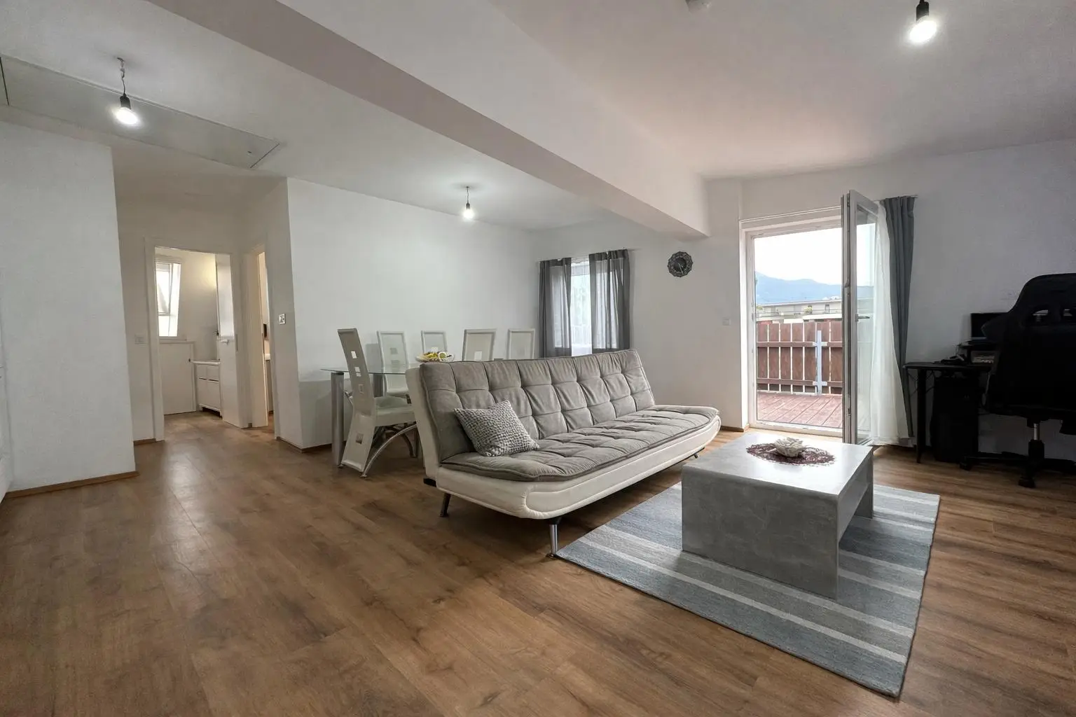 Wohnung - Wohn-, Koch- und Essbereich