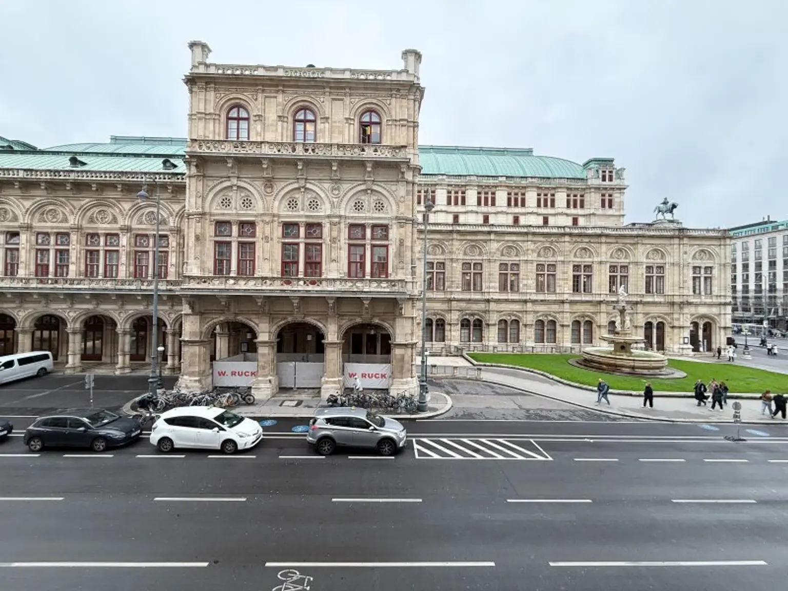 CO-WORKING SPACE ZU VERMIETEN! MIT GARAGENSTELLPLATZ! 1-Zimmer Büro mit Blick direkt auf die Oper zu vermieten