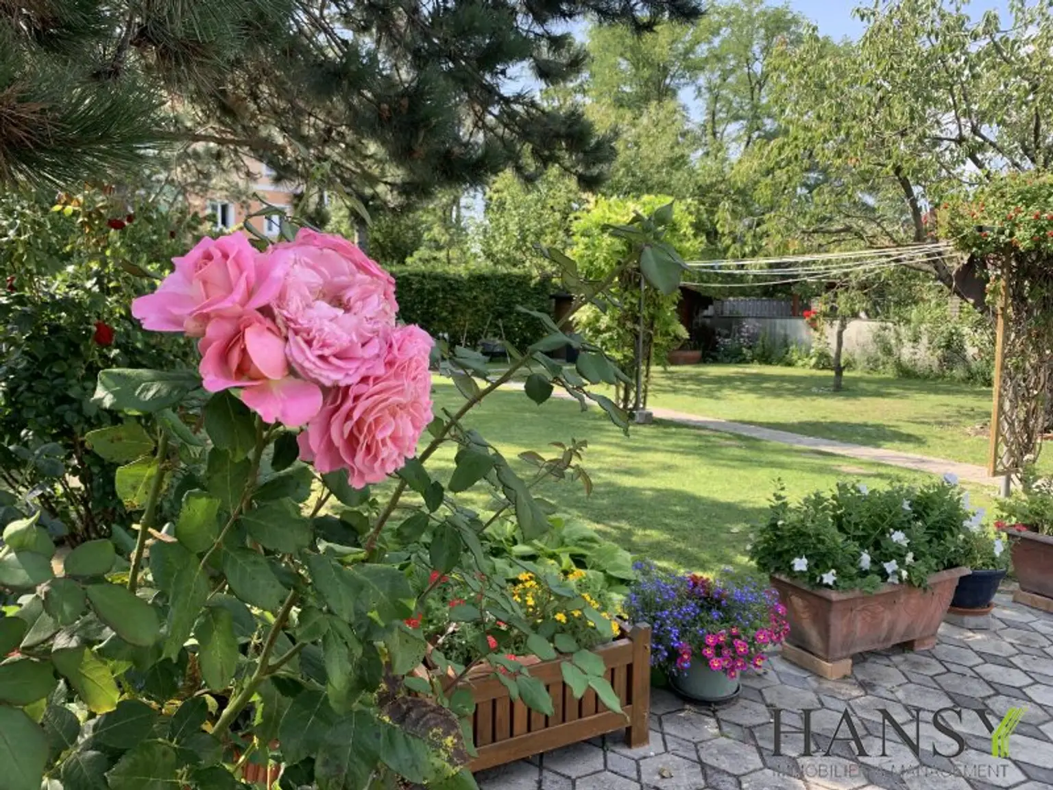 Großzügiges, bezugsfertiges Traumhaus mit Baugrund, Doppelgarage und Gartenidylle