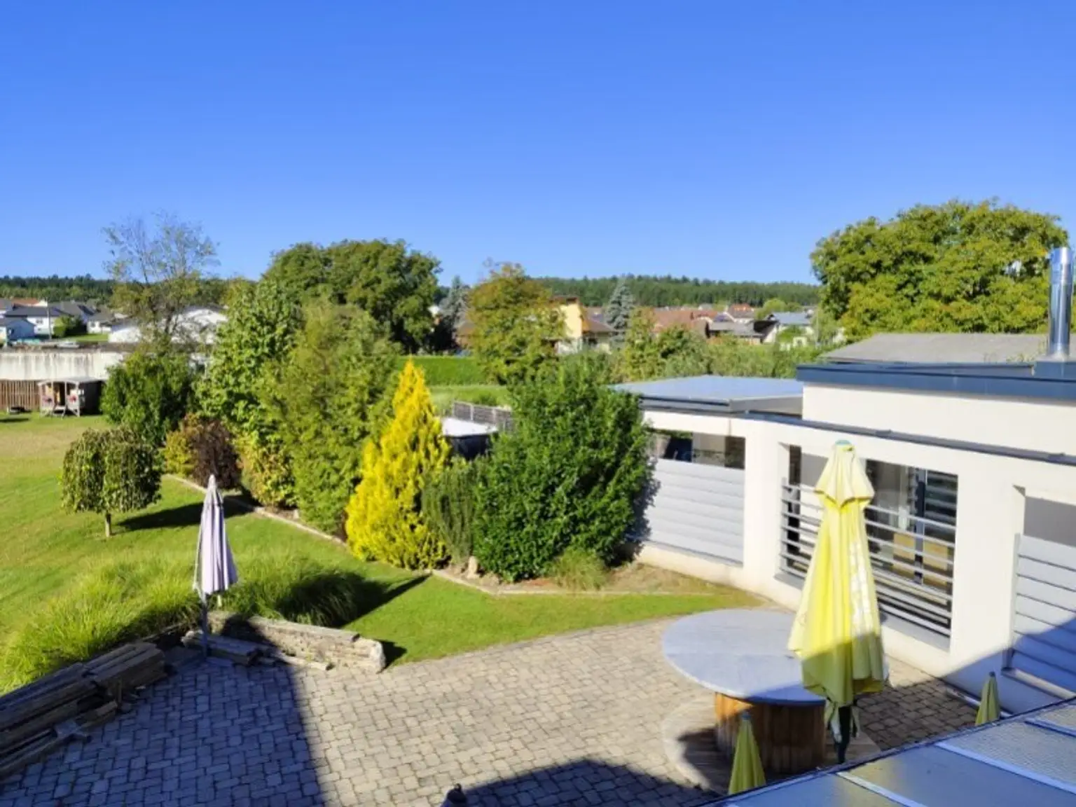 Modernes Wohnhaus  mit angrenzender Café-Bar und 2200m2 Grundstück