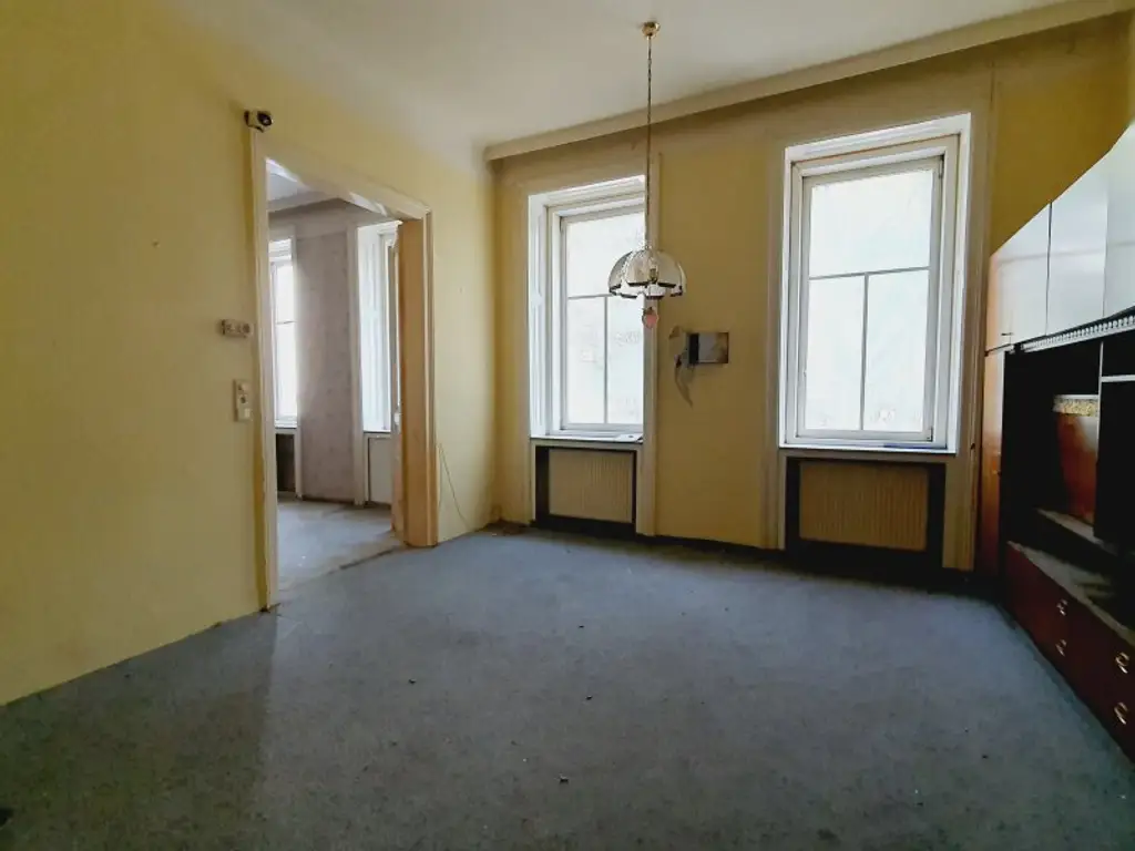 Unsanierte Wohnung in einem wunderschön sanierten Stilaltbau - Gaußplatz/Augarten