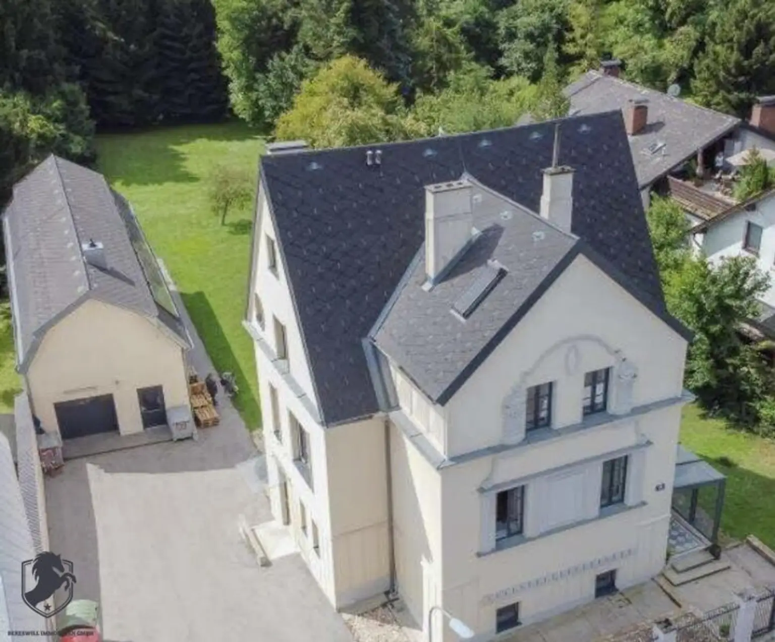 Außergewöhnliche Villa mit drei Wohneinheiten, Gewerbeeinheit & teilbarem Grundstück