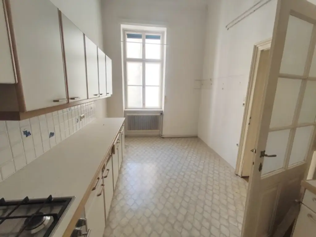 Hörlgasse! Großzügige Altbauwohnung zum selbst gestalten im 3. Liftstock in zentraler Citylage!