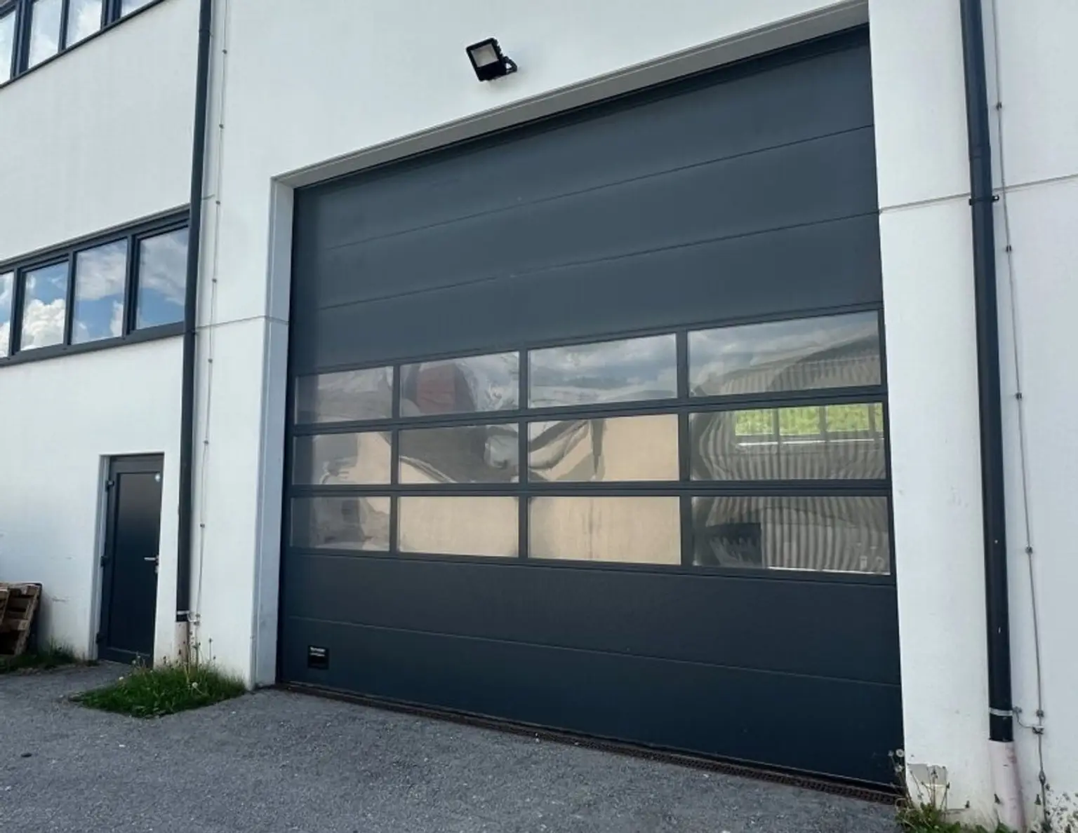 202 m2 beheizbare Halle mit Rolltor | Hallein