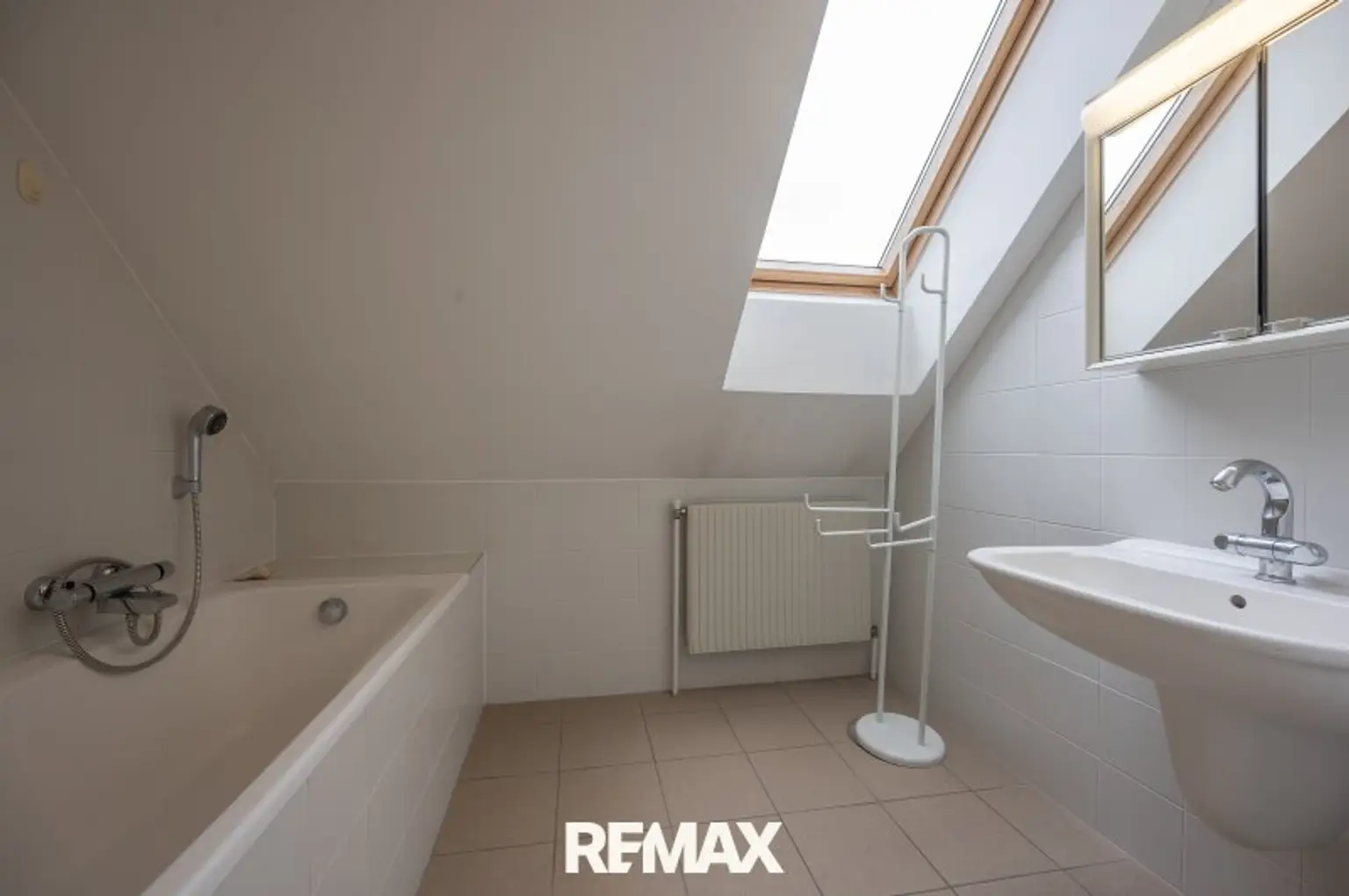 Bad mit Waschbecken und Badewanne (DG)
