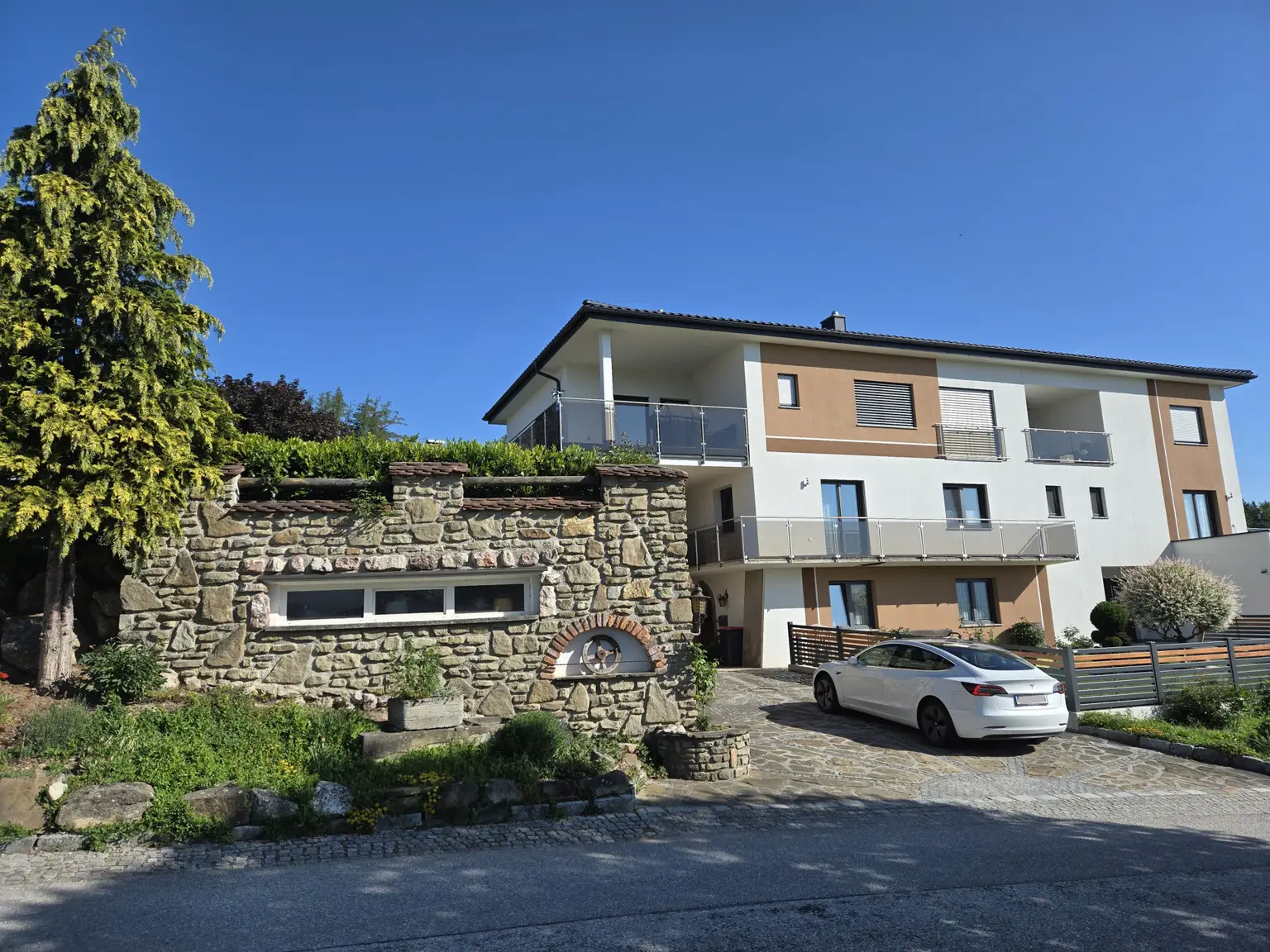 Zufahrt zur Mietwohnung mit Garage und barrierefreien Hauseingang mit Treppenlift