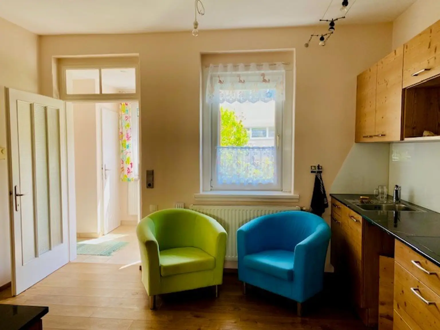 vom Vorraum in die Küche mit Essplatz