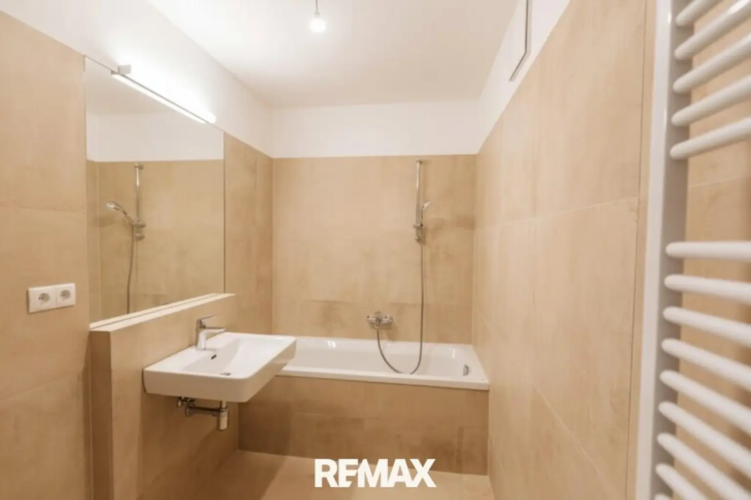 Badezimmer mit Badewanne und Sprossenheizkörper