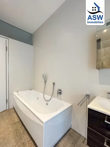Perfekte Lage!! Top-moderne Altbauwohnung mit Balkon und Sauna in der Hauptstraße