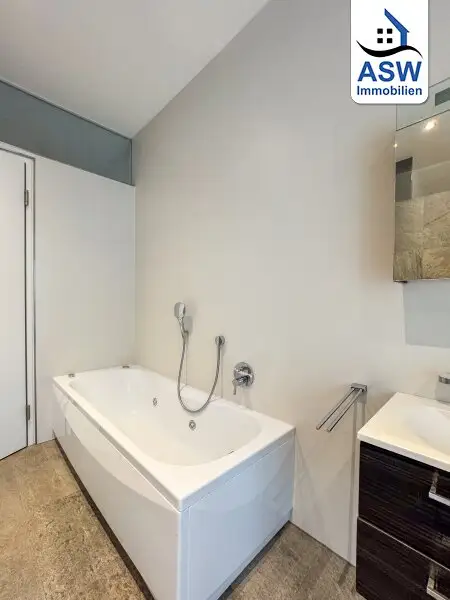 Perfekte Lage!! Top-moderne Altbauwohnung mit Balkon und Sauna in der Hauptstraße