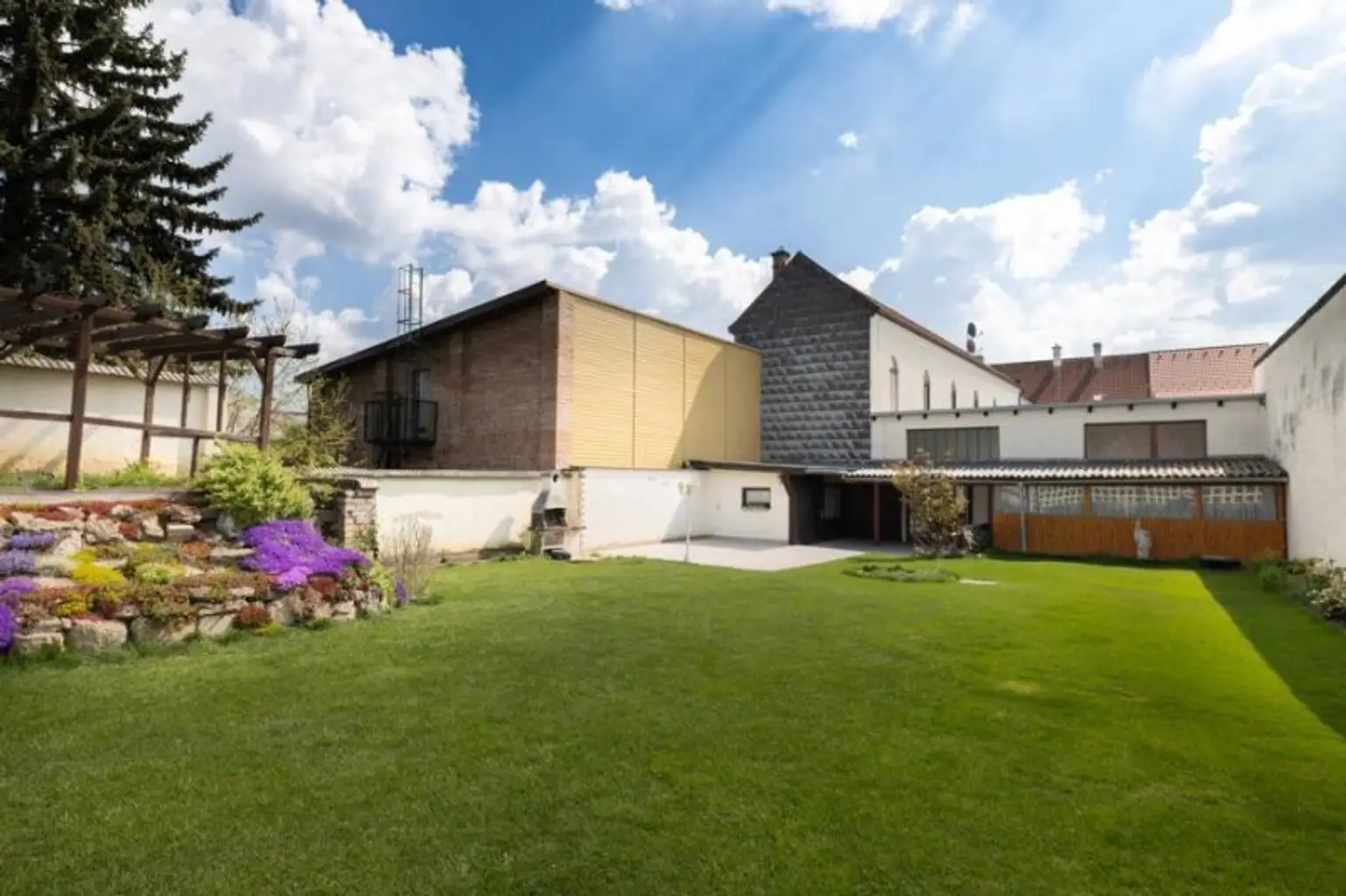 Charmantes Gründerzeithaus im Herzen von Gaweinstal mit angrenzendem Anlageobjekt