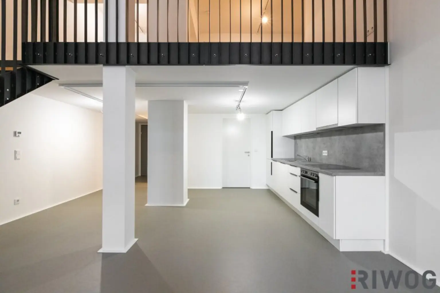 ERSTBEZUG nach Sanierung | Komplett hofseitiges Loft mit Balkon | Raumhöhe bis zu ca. 4,95 m | Büro/Praxis Nutzung und Kurzzeitvermietung möglich