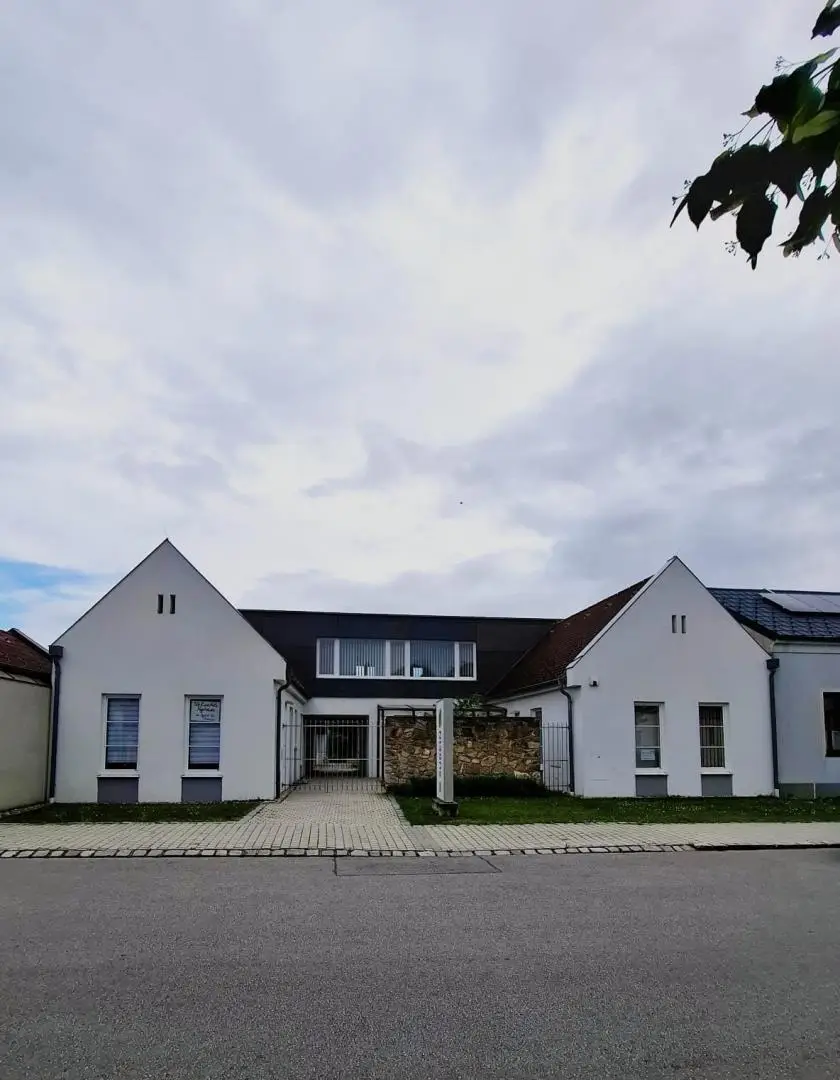 Büro, Praxis, Studio, Atelier repräsentativ, hell, im Zentrum