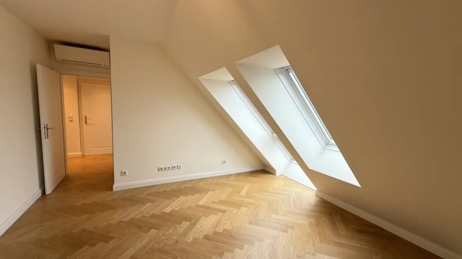 URANIA: 3 Zimmer mit hofseitiger Terrasse in Ruhelage: Luxus pur in Citynähe