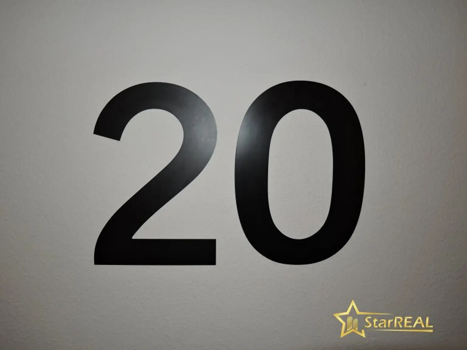 20. STOCK! TOP-WOHNUNG IM DELUGAN MEISSL TOWER. GARAGENPLATZ VORHANDEN. Sauna und Fitnessraum im Haus.