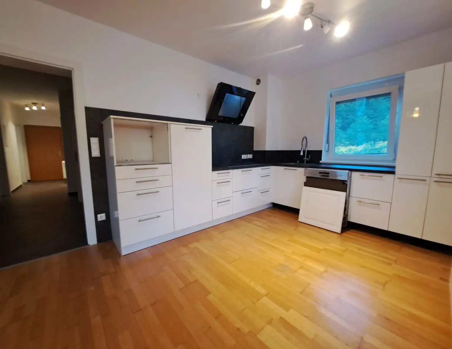 Moderne 4-Zimmer-Wohnung mit Sonnenbalkon und großem Dachboden