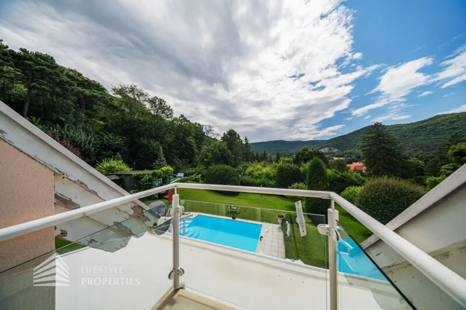 Beeindruckende Villa mit gepflegten Garten und Pool