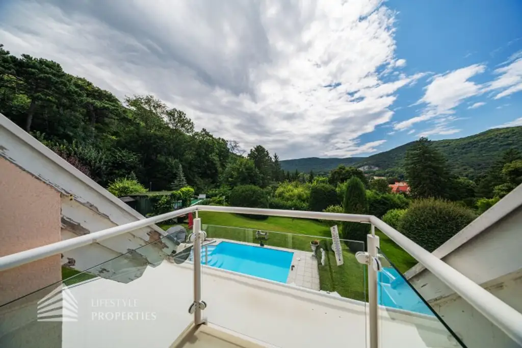 Beeindruckende Villa mit gepflegten Garten und Pool