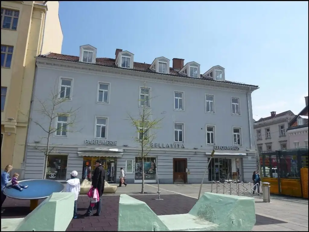 2-Zimmer-DG-Wohnung mit Zugang zur Terrasse!