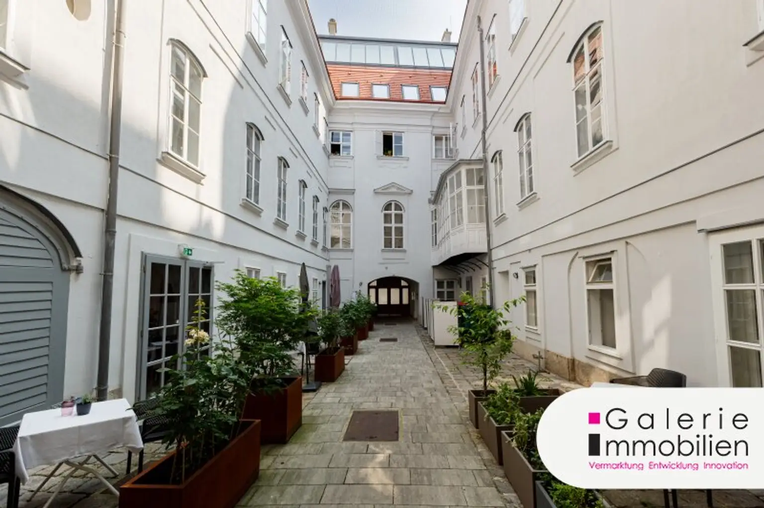 Erster Hof - Blick auf die Butzenfenster und die Pawlatsche