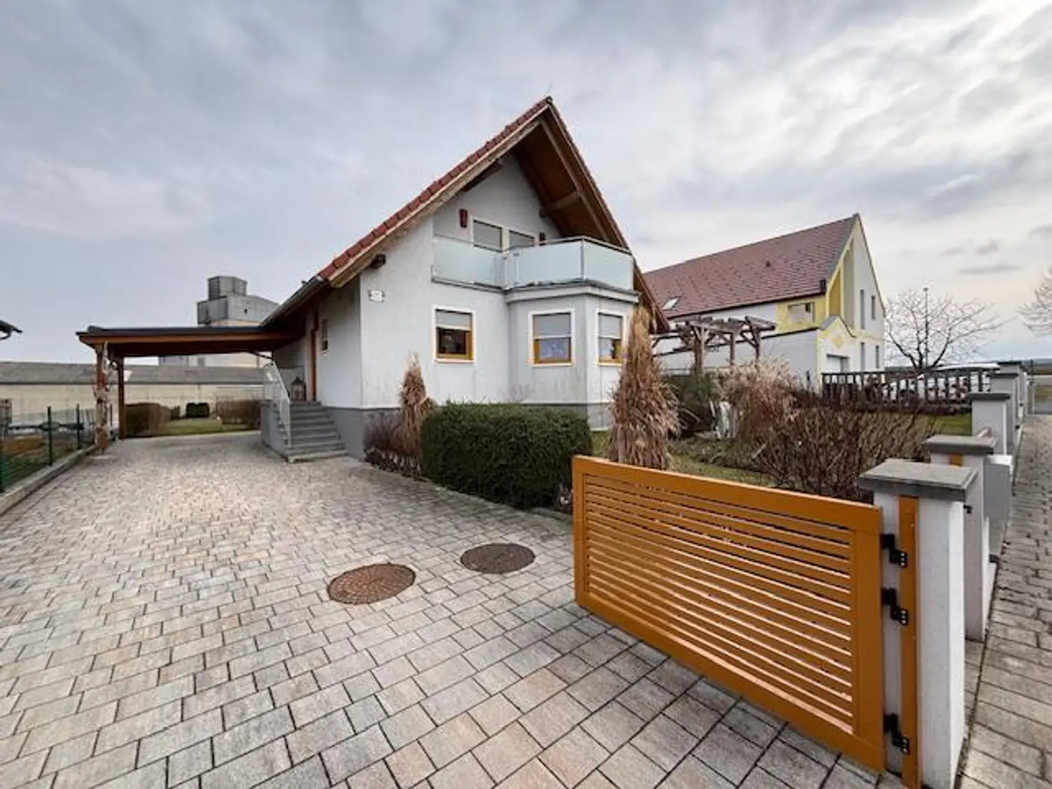 Einfahrt mit ALU - Zaun