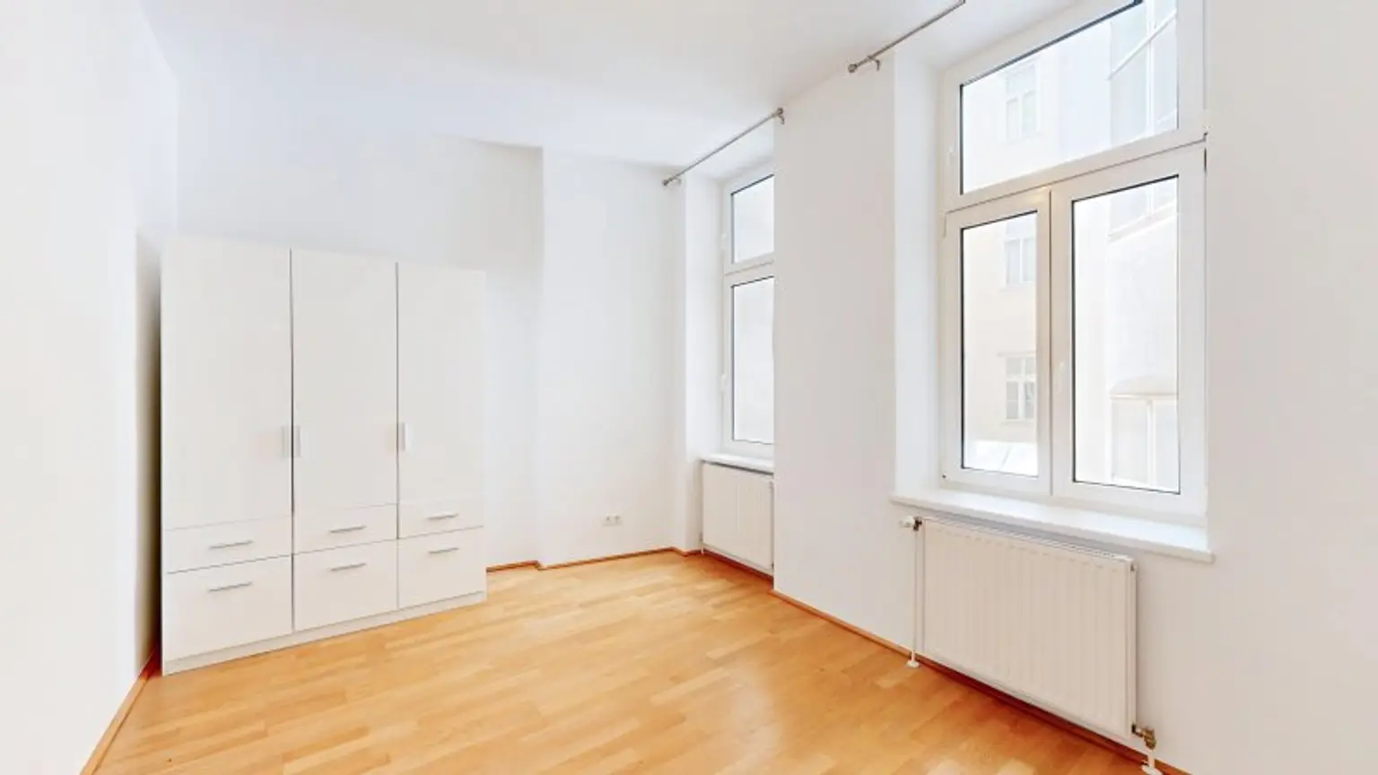 Große und klassisch schöne Altbau-Wohnung | 5 Zimmer | 2 Bäder | Lift | am Liechtensteinpark
