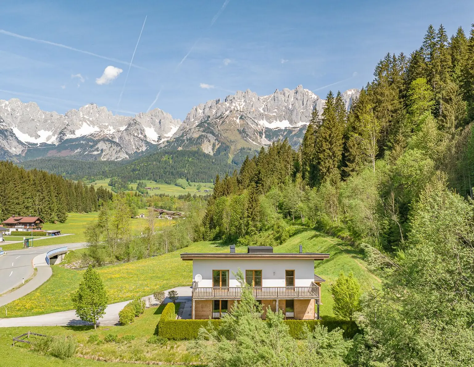Modernes Mehrfamilienhaus in Alleinlage