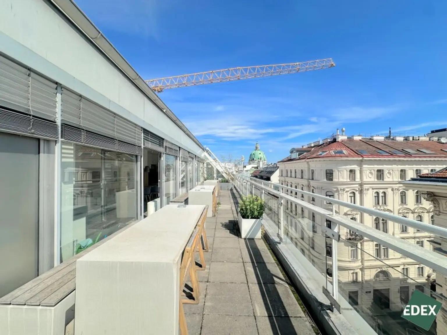 Attraktives Dachgeschoßbüro mit Terrassen im exklusiven Botschaftsviertel nahe Karlsplatz