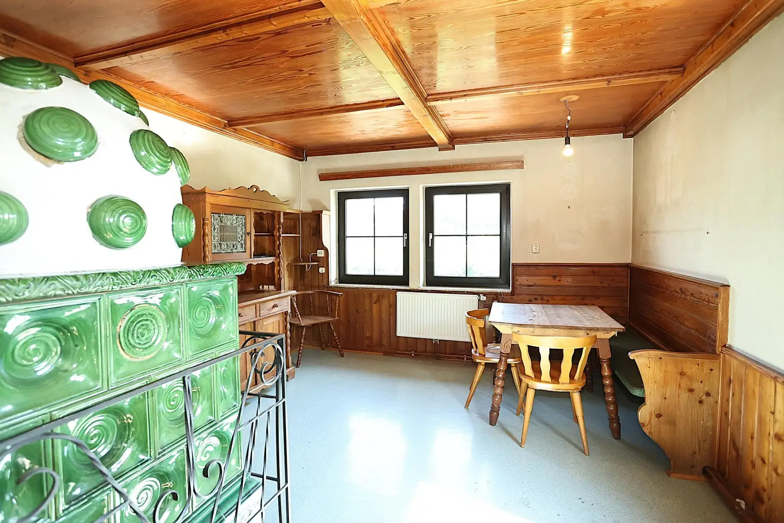 Ein-/Zwei- oder Mehrfamilienhaus zum Innenrenovieren auf 1.343 m² Grund mit Garage und Abstellplätze