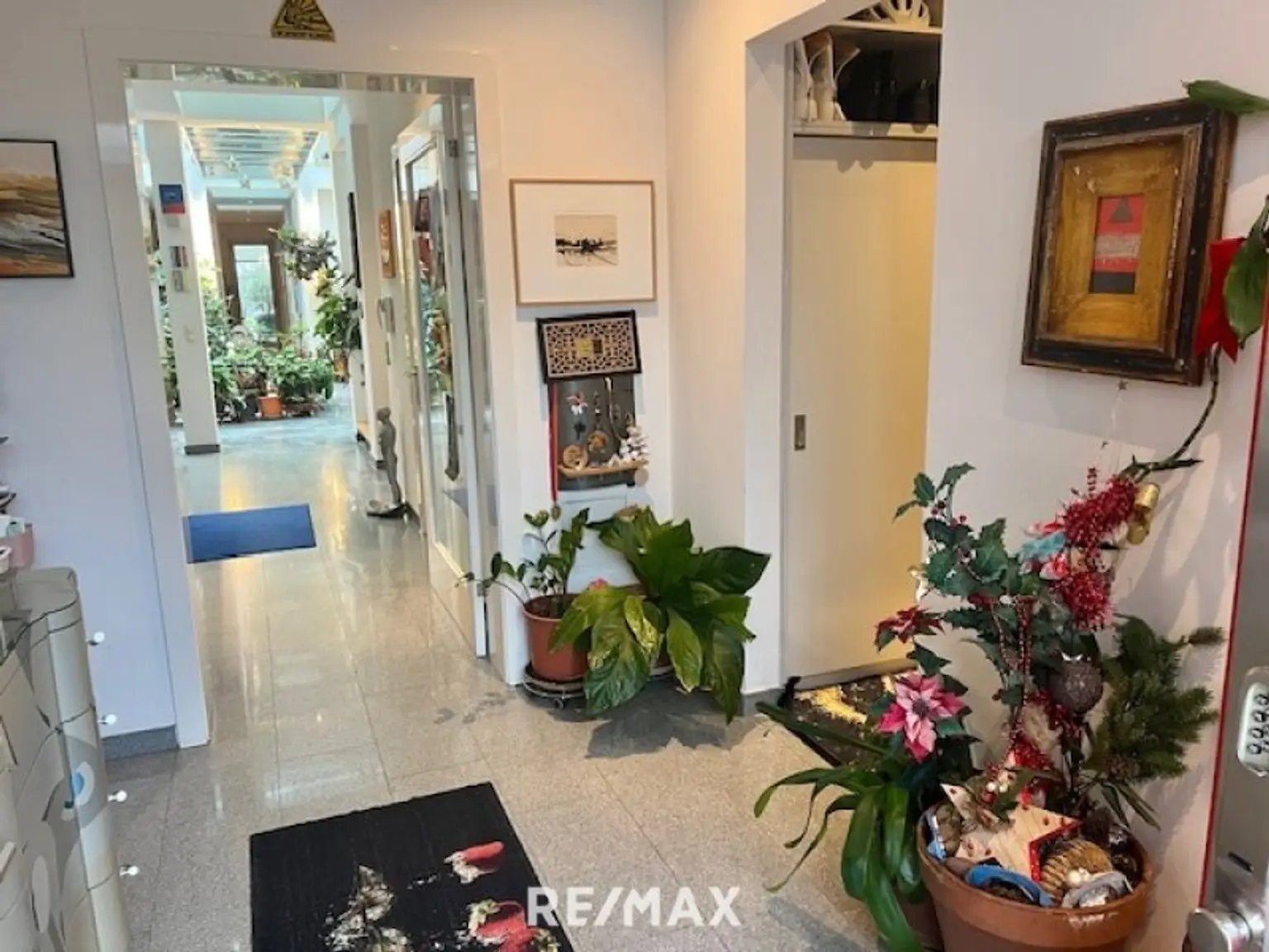 Vorzimmer, Garderobe, offener Blick in die Wohnräume