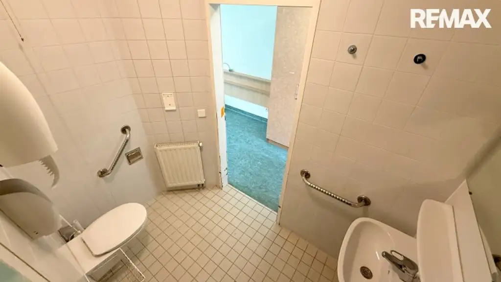 Ehemaliges Seniorenheim, gewerbliche Widmung, große Dachterrasse & 16 Garagen in Wiener Neustadt – Top Chance!