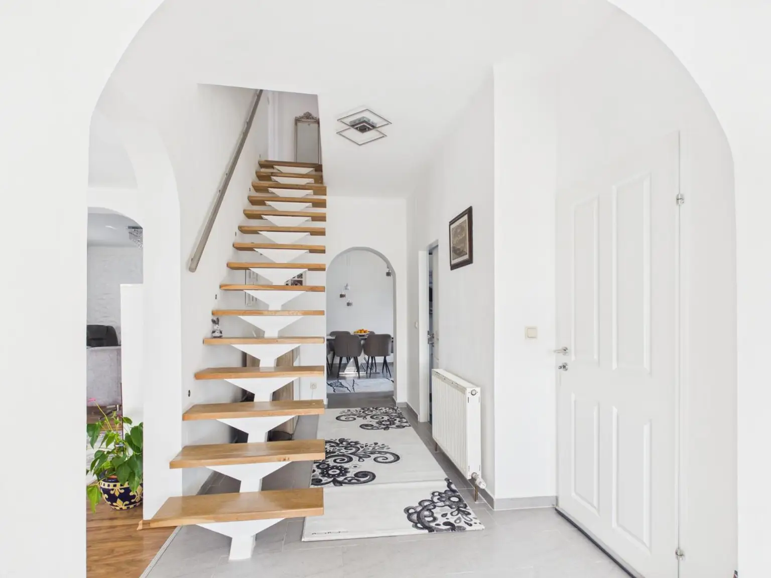 Vorraum EG + Stiegenaufgang ins OG