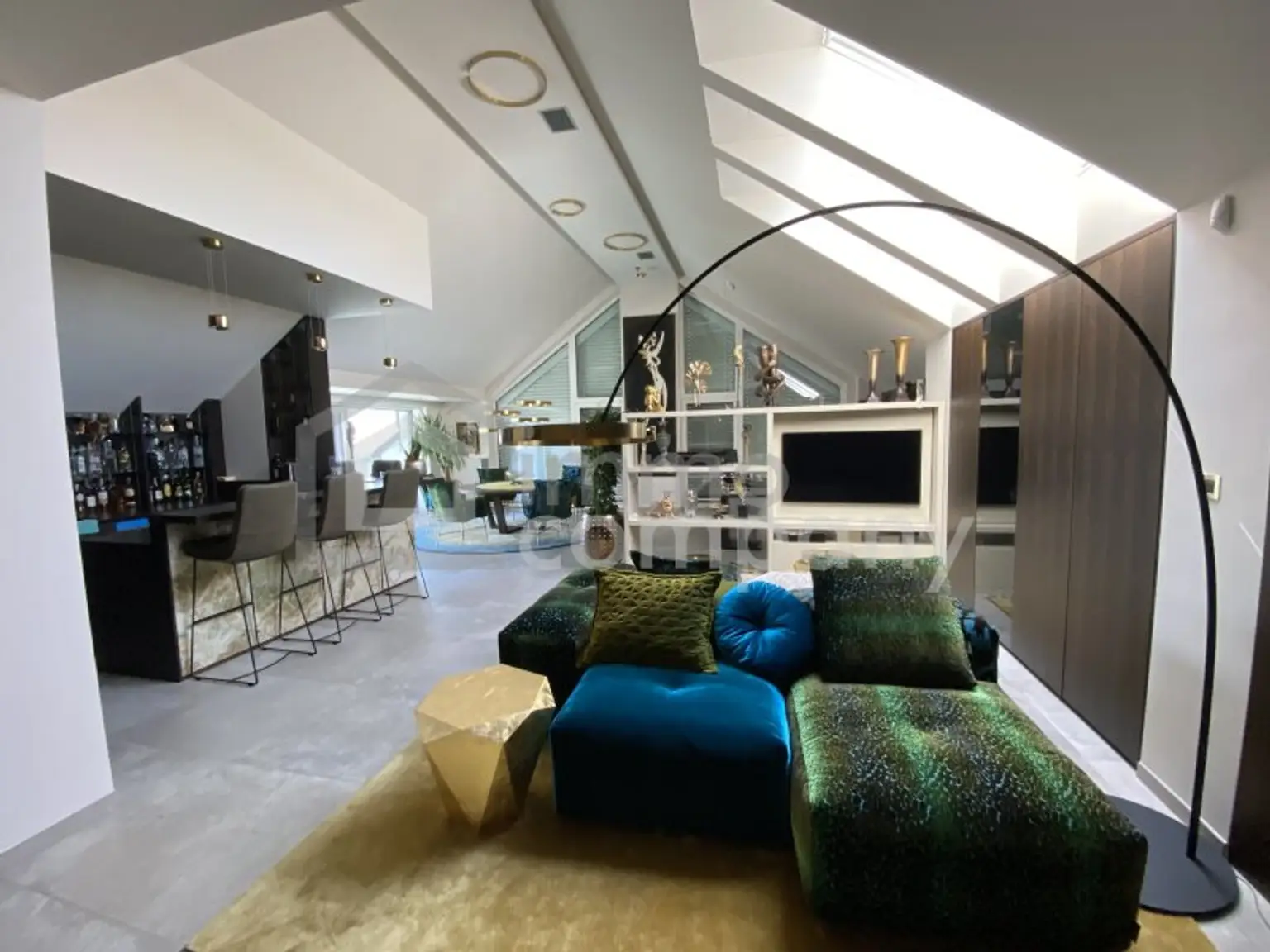 Wohnzimmer mit Bar im Haupthaus