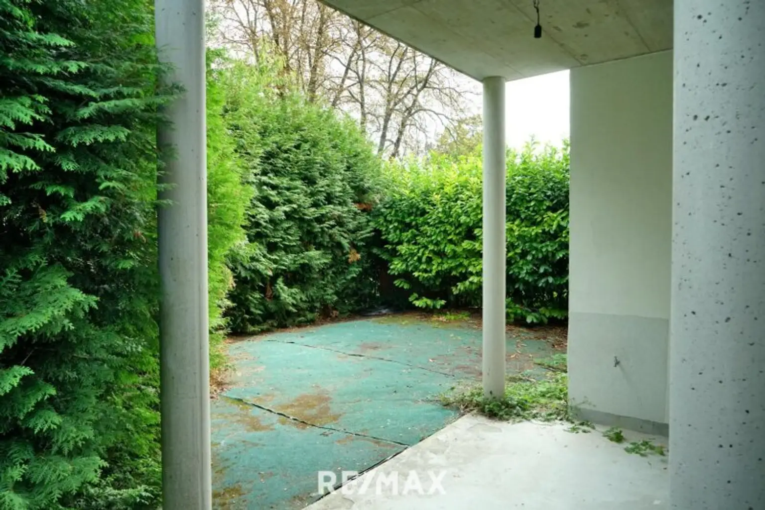 Terrasse Vorderseite mit Garten